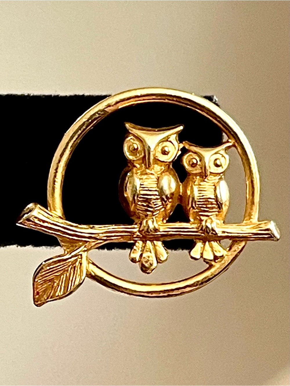 AVON Vintage Owl Duo Circle Branch Gold Tone Brooch Lapel Pin Woodland Retro EUC